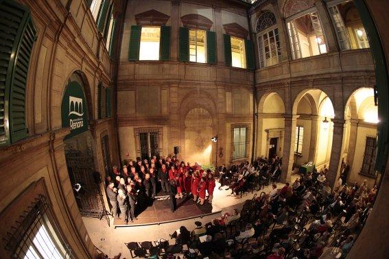 Coro nel Cortile del Palazzo