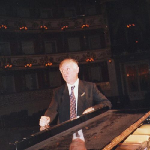 2001 10 27 Parma Teatro Regio   Il Maestro del Coro del Regio che ci insegna Va pensiero