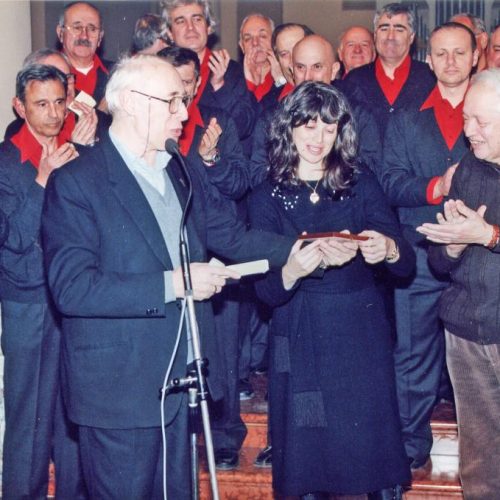 Silvia Vacchi riceve il S Bartolomeo d'oro da don Nildo Pirani x
