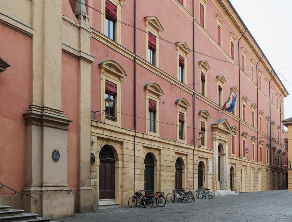 Facciata del palazzo dell'Archivio di Stato in Piazza dei Celestini a Bologna
