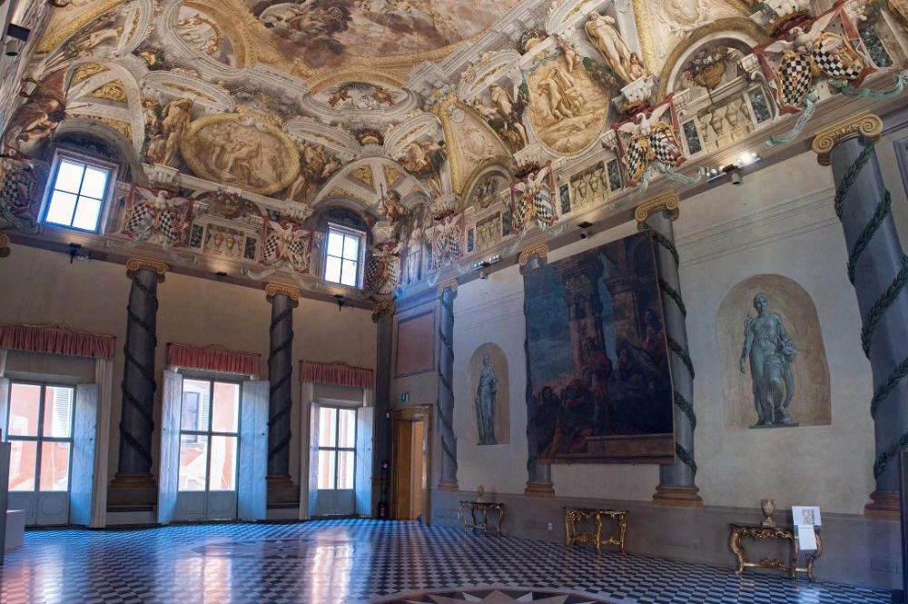 Foto ritraente il salone di Palazzo dei Pepoli di Bologna